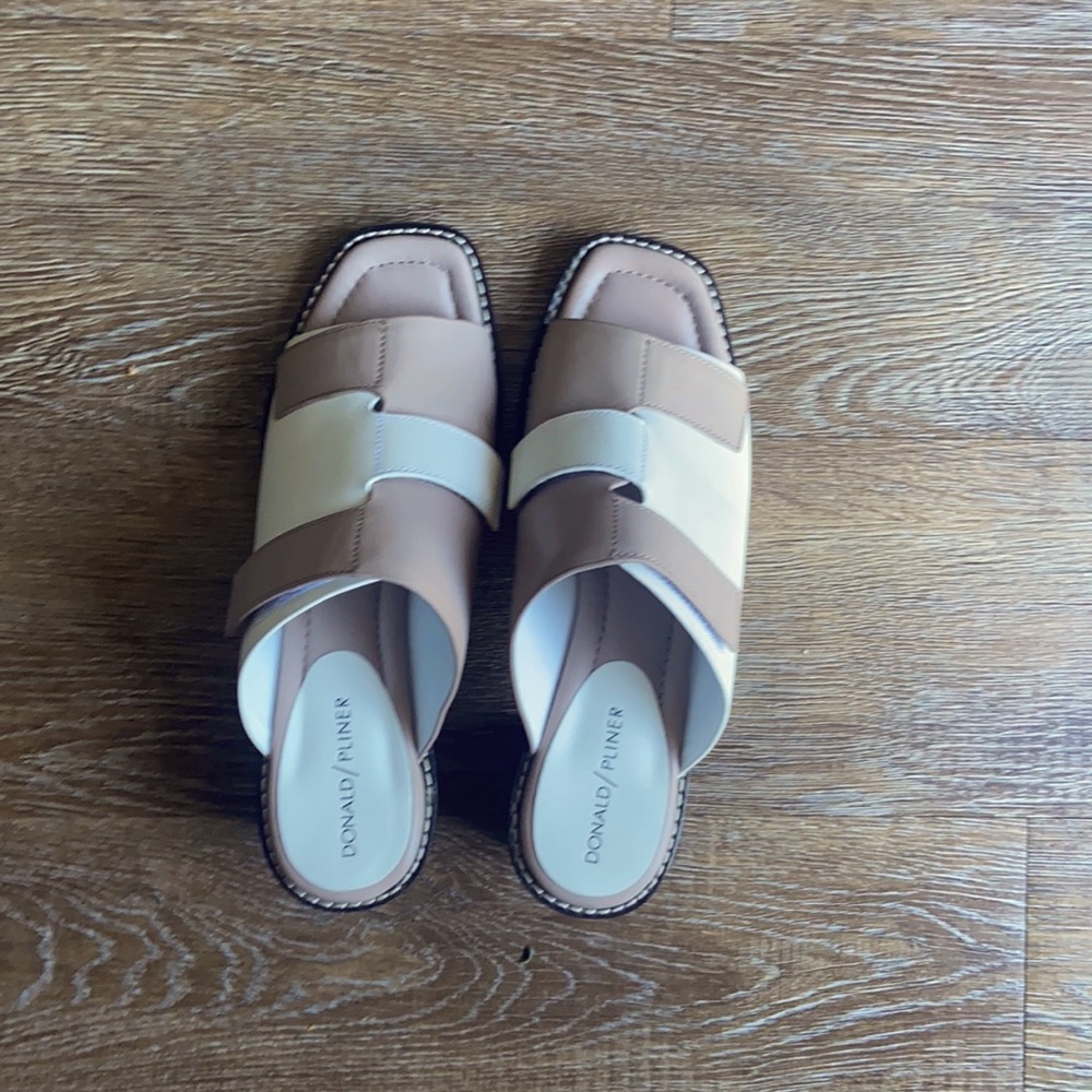 Donald pliner leather wedges